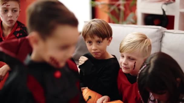 Gruppe Von Kindern Halloween Kostüm Isst Bonbons Hause — Stockvideo