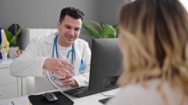 Pria Dan Wanita Dokter Dan Pasien Memiliki Konsultasi Berjabat Tangan — Stok Video