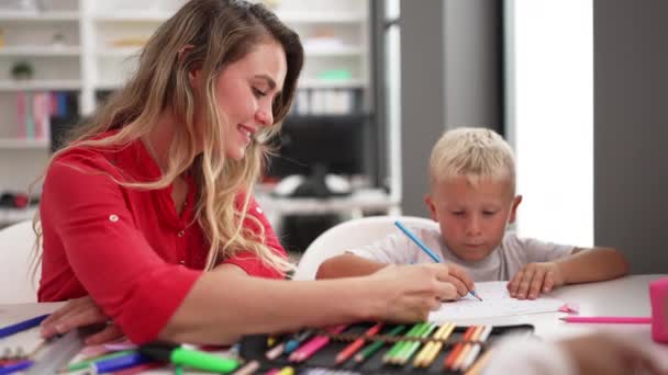 Lehrerin Und Kleinkind Zeichnen Auf Papier High Five Klassenzimmer — Stockvideo