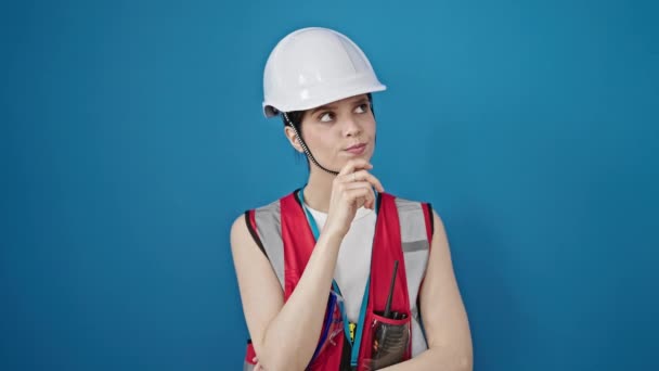 Young Beautiful Hispanic Woman Builder Standing Doubt Expression Isolated Blue — Stock Video