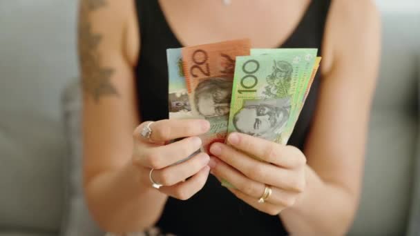 Avustralya Doları Sayan Genç Bir Kadın Evde Banknot Sayıyor — Stok video
