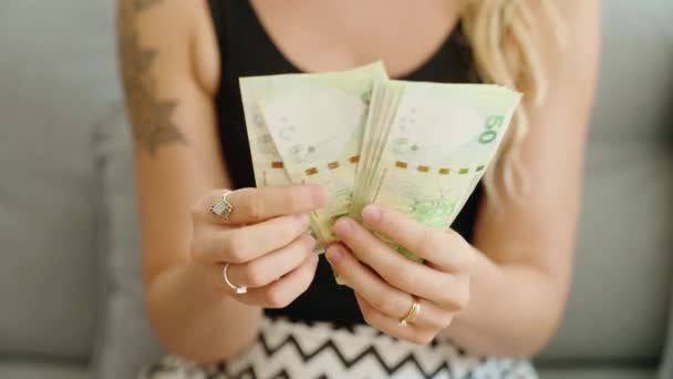 Νεαρή Γυναίκα Που Μετράει Χαρτονομίσματα Των Δολαρίων Στο Σπίτι — Αρχείο Βίντεο
