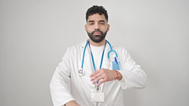 Ung Latinamerikansk Man Läkare Ler Säker Stående Med Armarna Korsade — Stockvideo