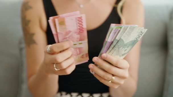 Endonezya Rupiah Banknotlarını Sayan Genç Bir Kadın — Stok video