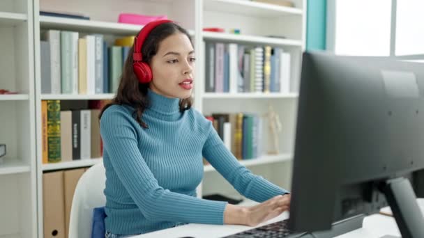 Jovem Bela Estudante Hispânica Usando Computador Usando Fones Ouvido Sala — Vídeo de Stock