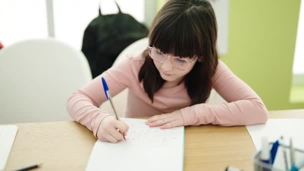 在课堂上画在笔记本上的可敬的惊慌失措的女生 — 图库视频影像