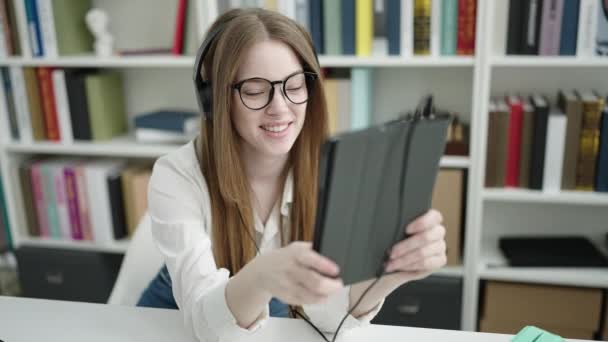 Joven Estudiante Rubia Teniendo Videollamada Aula Universitaria — Vídeo de stock