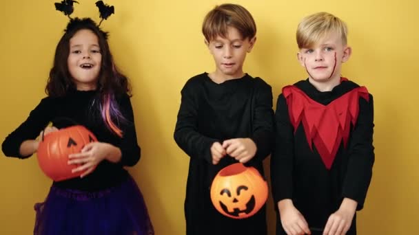 Sekelompok Anak Anak Yang Mengenakan Kostum Halloween Memegang Keranjang Labu — Stok Video