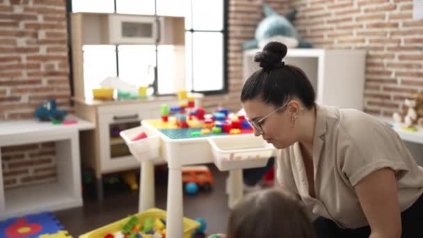 Lärare Och Grupp Barn Som Sitter Bordet Och Leker Med — Stockvideo
