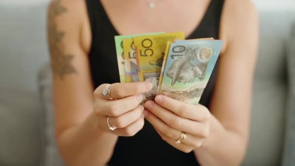 Jeune Femme Comptant Les Billets Dollars Australiens Maison — Video