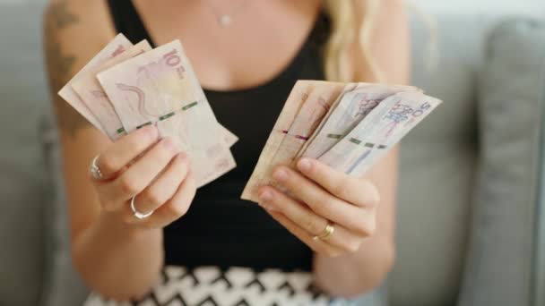 Mladá Žena Počítající Doma Kolumbijské Pesos Bankovky — Stock video