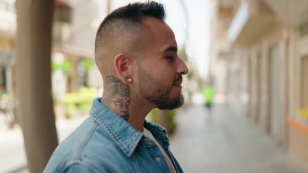 Sokakta Kendinden Emin Gülümseyen Spanyol Genç Adam — Stok video