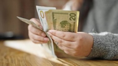Odada dolar sayan kadının elleri.