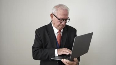 İzole edilmiş beyaz arkaplan üzerindeki dizüstü bilgisayara işaret eden yaşlı duruşu