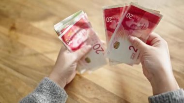 Kadın eli para sayıyor odada.