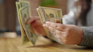 Odada dolar sayan kadının elleri.