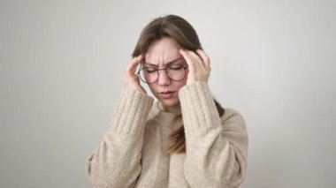 İzole edilmiş beyaz arka planda duran genç sarışın kadın