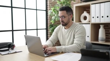 Genç İspanyol iş adamı ofiste çalışırken strese girdi