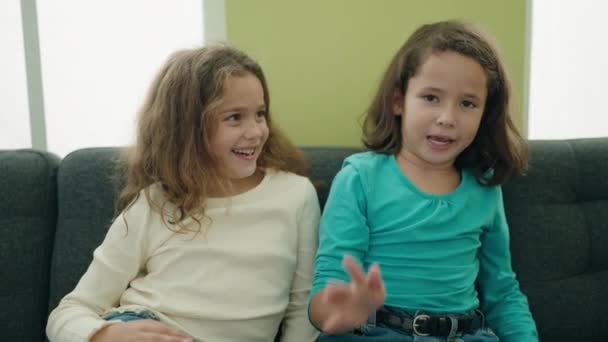 Sevimli Kızlar Kanepede Oturup Selamlaşıyorlar Elle Konuşuyorlar — Stok video
