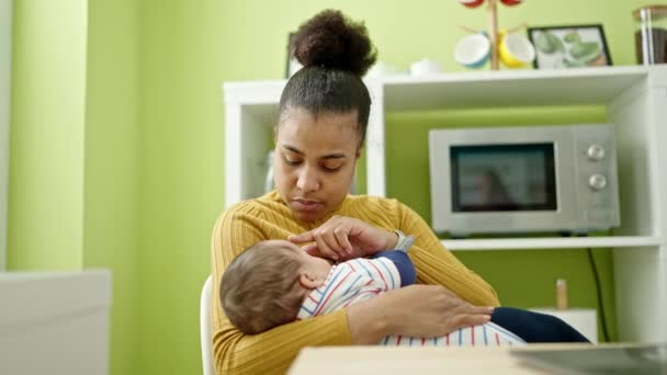 Madre Hijo Sentados Mesa Amamantando Bebé Comedor — Vídeos de Stock