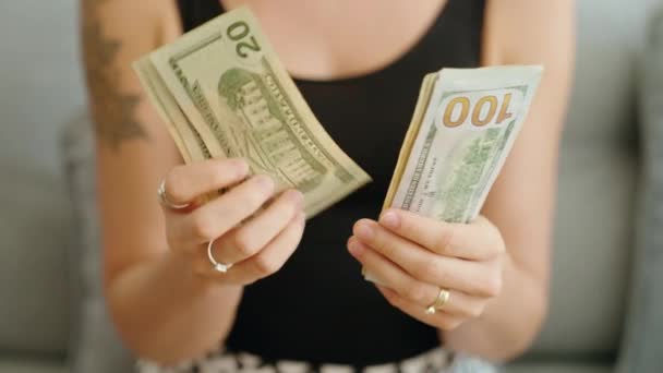 Amerika Birleşik Devletleri Banknotlarını Sayan Genç Bir Kadın — Stok video