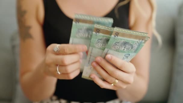 Malezya Ringgit Banknot Sayan Genç Bir Kadın — Stok video