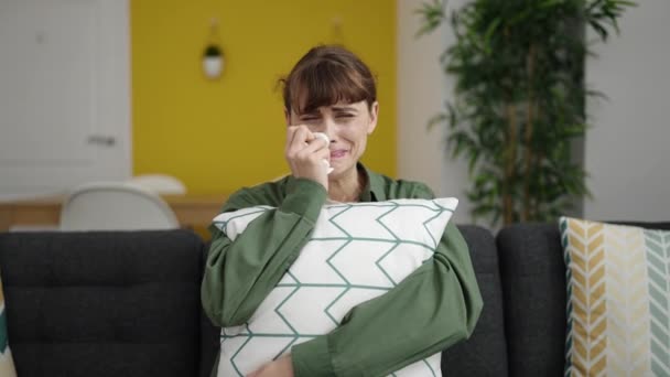 Young Caucasian Woman Crying Sitting Sofa Hugging Pillow Home — Stok video