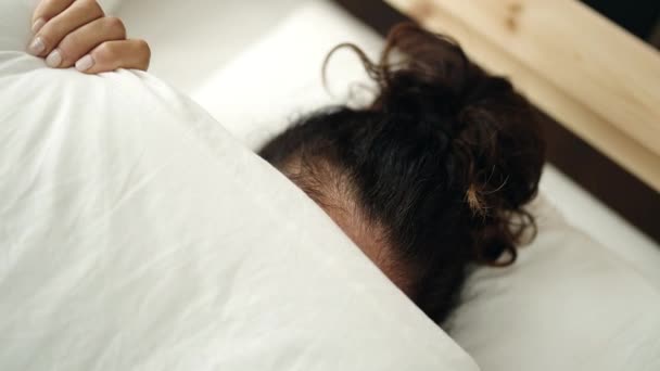 Medelåldern Latinamerikansk Kvinna Liggande Sängen Täcker Ansiktet Med Lakan Sovrummet — Stockvideo
