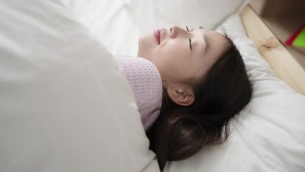 Молодая Китаянка Лежит Кровати Спит Спальне — стоковое видео