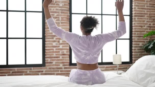 Femeie Afro Americană Trezește Brațele Întinse Dormitor — Videoclip de stoc