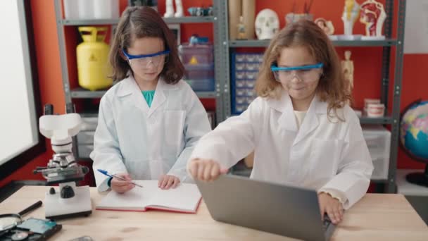 Imádnivaló Lányok Diákok Segítségével Laptop Írás Jegyzetek Laboratóriumi Osztályteremben — Stock videók