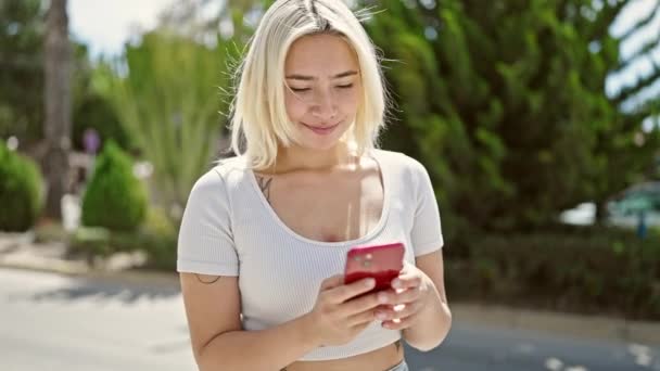 Parkta Akıllı Telefon Kullanarak Gülümseyen Güzel Bir Spanyol Kadın — Stok video