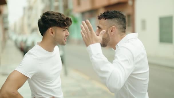 Twee Latijns Amerikaanse Mannen Die Elkaar Knuffelen Straat Spreken — Stockvideo