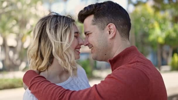 Kadın Erkek Gülümsüyor Parkta Birbirlerine Sarılıyorlar — Stok video