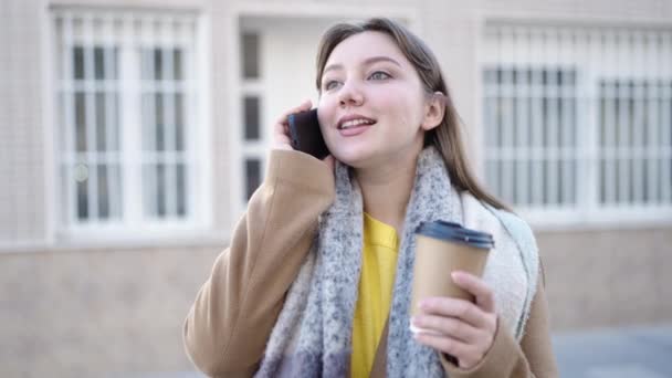 Mladá Blondýna Žena Mluví Smartphone Pití Kávy Ulici — Stock video