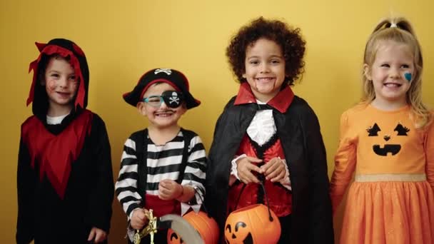 Grupa Dzieci Halloween Kostium Gospodarstwa Kosz Dyni Izolowanym Żółtym Tle — Wideo stockowe