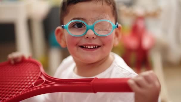 Uroczy Latynoski Chłopiec Uśmiechnięty Pewnie Bawiący Się Przedszkolu — Wideo stockowe