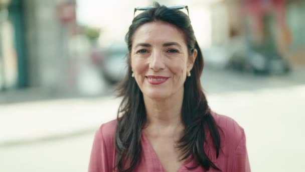 Midaldrende Spansktalende Kvinde Smilende Selvsikker Stående Gaden – Stock-video
