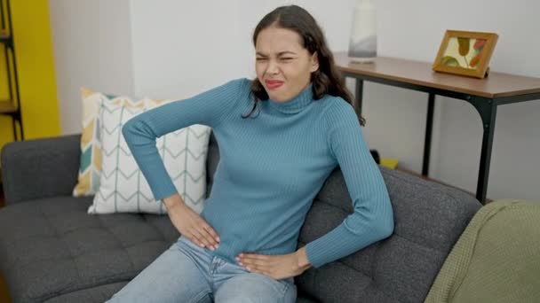 Jovem Bela Mulher Hispânica Sofrendo Por Dor Menstrual Sentada Sofá — Vídeo de Stock