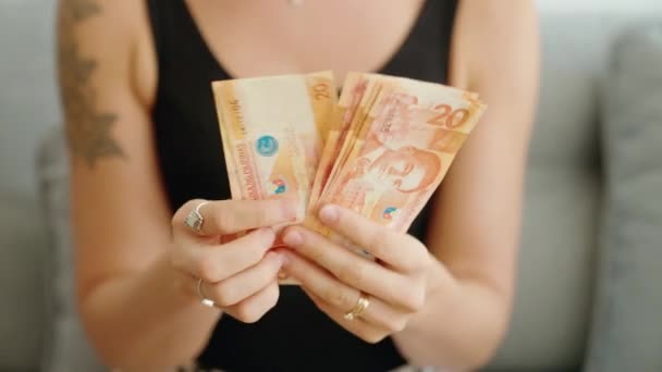 年轻女子在家里数着20个比索钞票 — 图库视频影像