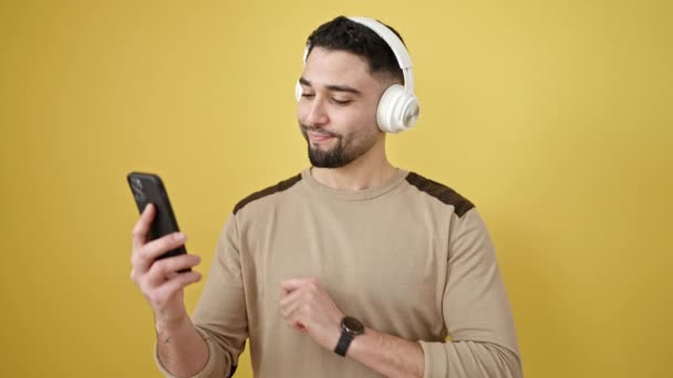 Pemuda Arab Tersenyum Percaya Diri Mendengarkan Musik Dan Menari Atas — Stok Video