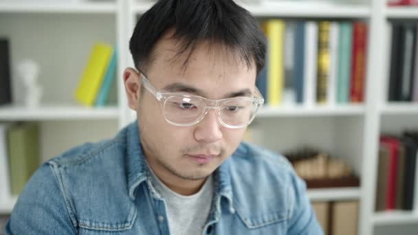 Jovem Chinês Homem Estudante Usando Computador Estressado Universidade Biblioteca — Vídeo de Stock