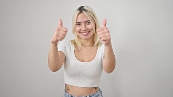 Joven Mujer Hispana Hermosa Sonriendo Con Los Pulgares Hacia Arriba — Vídeos de Stock
