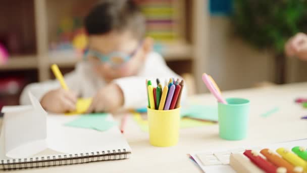 Schüler Sitzen Tisch Und Zeichnen Auf Notizbuch Kindergarten — Stockvideo