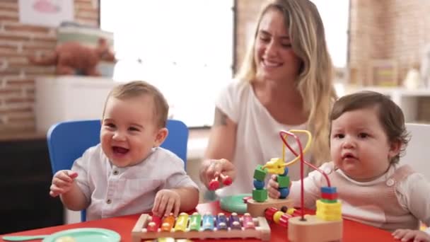Professora Alunos Pré Escolares Brincando Com Brinquedos Sentados Mesa Jardim — Vídeo de Stock
