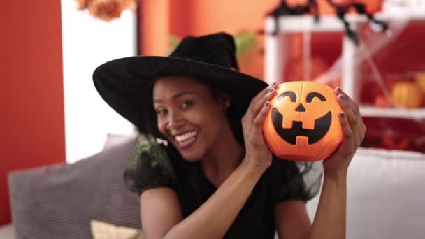 Wanita Afrika Amerika Mengenakan Kostum Penyihir Memegang Keranjang Labu Halloween — Stok Video