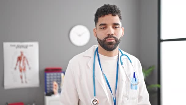 Ung Latinamerikansk Man Läkare Ler Gör Hjärta Gest Med Händerna — Stockvideo