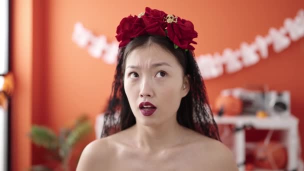 Jonge Chinese Vrouw Draagt Katrina Kostuum Met Angst Uitdrukking Thuis — Stockvideo