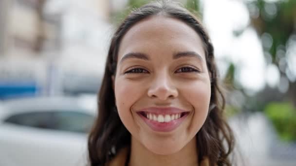 Joven Hermosa Mujer Hispana Sonriendo Confiada Calle — Vídeos de Stock