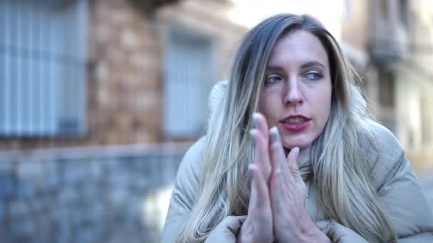 Wanita Pirang Muda Menggosok Tangan Untuk Dingin Jalan — Stok Video